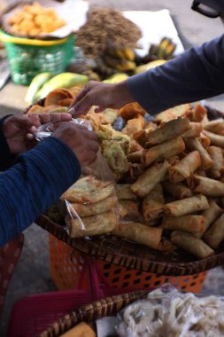 Markette kızarmış yiyecek alıp satıyorum.