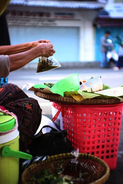 一位印度尼西亚老妇人正在为顾客准备泡菜 — 图库照片