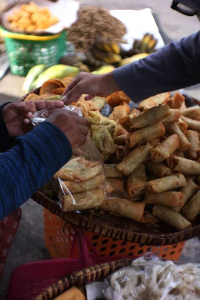Покупка Продаж Смаженої Їжі Базарі — стокове фото