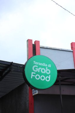 29 Eylül 2022 'de Endonezya' nın Magelang kentindeki bir gıda dükkanında yiyecek toplama olanağı sağlayan yazılı bir tabela.