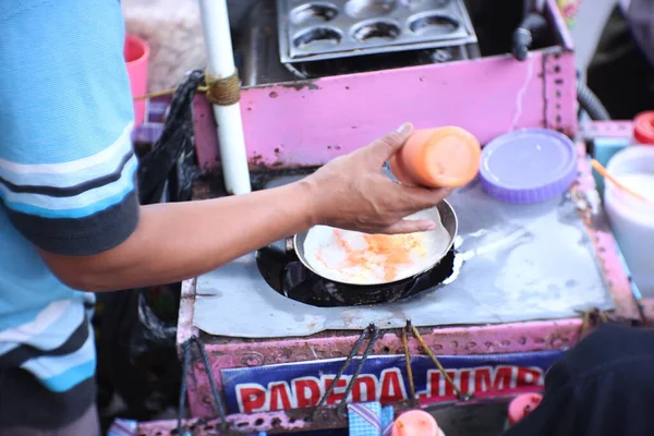 印度尼西亚马格朗 2022年9月29日 印度尼西亚街头食品摊贩为顾客提供服务 — 图库照片