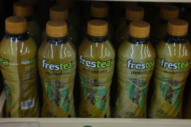 Endonezya 'nın Magelang kentindeki bir markette Freas çayları üzerine seçici bir odaklanma.