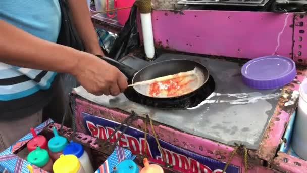 Vendedor Está Fritando Ovos Chamados Rolos Omelete — Vídeo de Stock