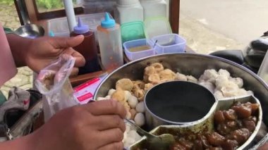 Köfte Kojek 'i plastiğe koy.