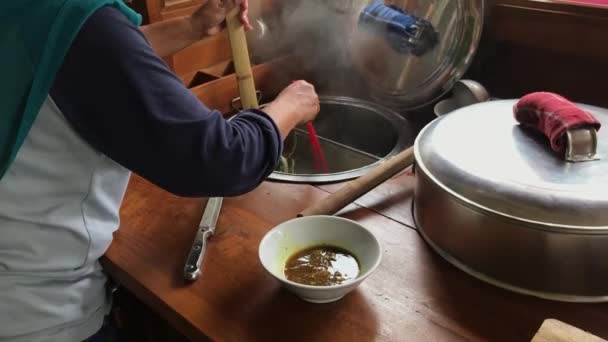 一个女人在搅拌煮着的面条 — 图库视频影像