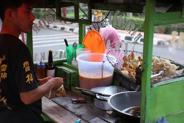 町の郊外にあるワロンバタゴールは 伝統的なインドネシア料理です 選択的フォーカス — ストック写真