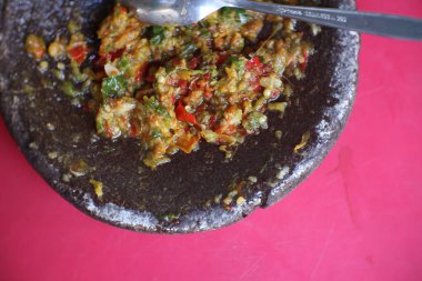 Cobek 'in baharatlı ve lezzetli biber sosu var.