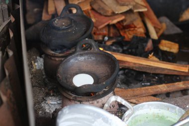 Serabi yemeği, tipik Endonezya yemeği, küçük bir çömlek tavasında pişirilir..