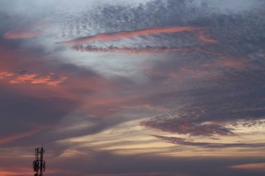 Sabah vakti gökyüzünün fotoğrafı. İnce bulutlar eşliğinde.