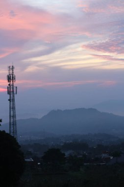 Sabah vakti gökyüzünün fotoğrafı. İnce bulutlar eşliğinde.