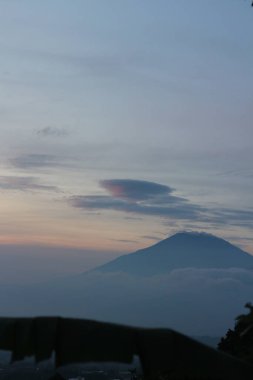 Sabah gökyüzü fotoğrafı ve uzaktan görülebilen güzel dağlar..