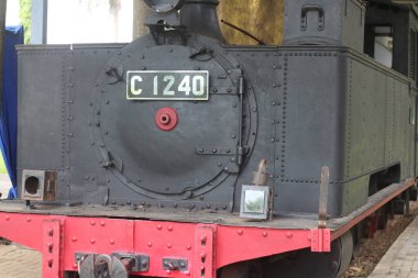 Tüm ziyaretçiler için Hollanda hükümeti tarafından yüzlerce yıl önce inşa edilmiş eski siyah antika buhar lokomotiflerinin sergilendiği bir demiryolu müzesi.