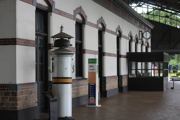 鉄道博物館の男は古代の鐘の駅をきれいに保ち メンテナンス中によく — ストック写真