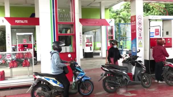 Benzin Istasyonunda Motosiklete Yakıt Dolduran Endonezyalı Bir Adam — Stok video