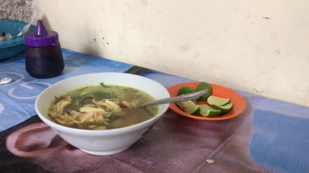 健康的な野菜やチキンヌードルとチキンスープのボウル おいしい料理とプレート 午前中に伝統的なインドネシア料理 — ストック動画