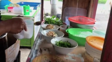 Müşterilere Soto hazırlayan bir tüccar..