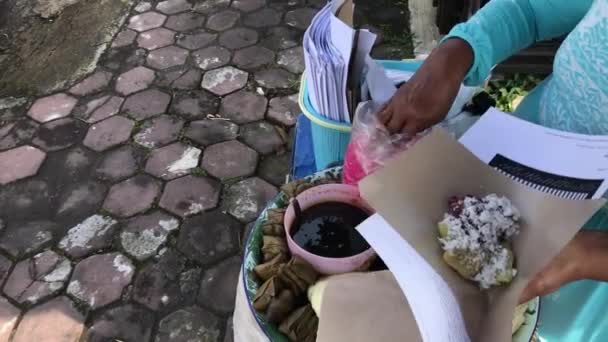 Ketan Lupis Kaka Indonesiens Traditionella Våta Kakor Denna Kaka Säljs — Stockvideo