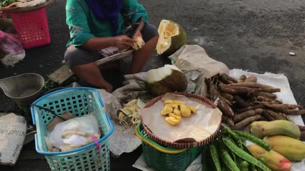 Seorang Penjual Buah Nangka Mengupas Kulit Untuk Dijual Pasar Tradisional — Stok Video