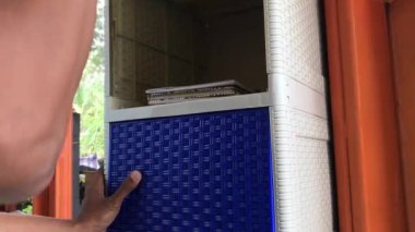 Plastik raftan kitabı al.