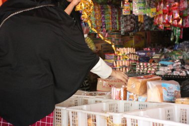 Satıcılar ve alıcılar atıştırmalık alışverişi yapıyorlar.
