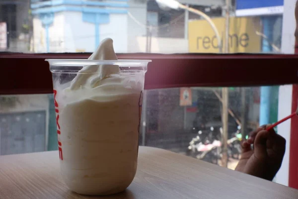 Селективный Фокус Мороженого Пластиковой Чашкой — стоковое фото