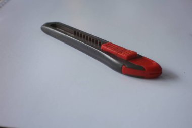 Siyah karton kesicinin yakın görüntüsü beyaz arkaplanda izole edilmiş. Kutu kesici izole edildi.