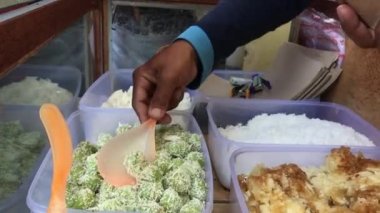 Klepon Endonezya 'nın popüler geleneksel atıştırmalığıdır, glutinöz pirinç unundan yapılır ve küçük toplar haline getirilir ve kahverengi şekerle doldurulur. Geleneksel Endonezya yemekleri.