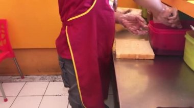 Geleneksel Endonezya ekmeğinin yapımına roti gembong denir..