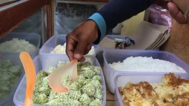 Klepon Endonezya Nın Popüler Geleneksel Atıştırmalığıdır Glutinöz Pirinç Unundan Yapılır — Stok video