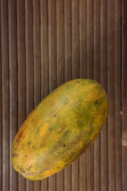 Kahverengi arka planda olgun papaya meyvesi fotoğrafı