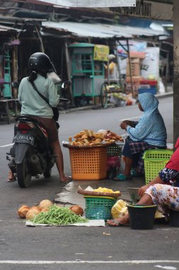 Kızarmış yiyecekler yol kenarındaki tezgahlarda satılıyor..