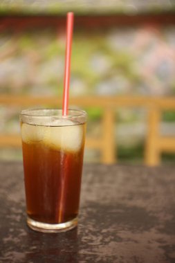 Geçmişi bulanık taze buzlu çay..