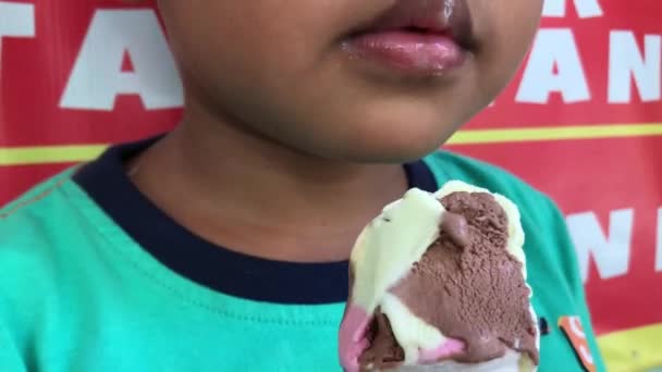 Boy Enjoying Ice Cone — Vídeo de Stock