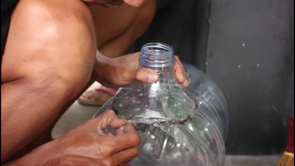 Азіатські Люди Склеюють Пластик Гарячим Клеєм Ручною Працею — стокове відео