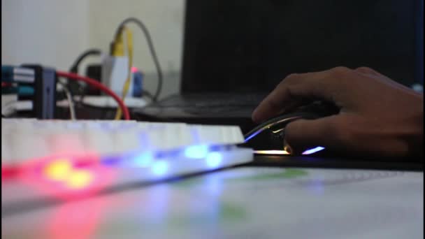 Mano Dell Uomo Indonesiano Utilizzando Rgb Mouse Sul Tavolo Casa — Video Stock