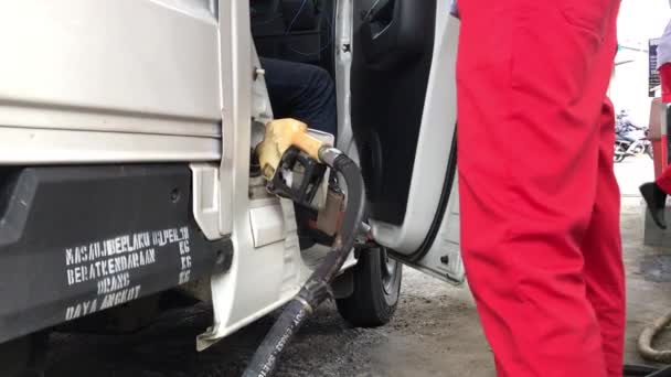 Homem Indonésio Está Reabastecendo Carro Posto Gasolina — Vídeo de Stock