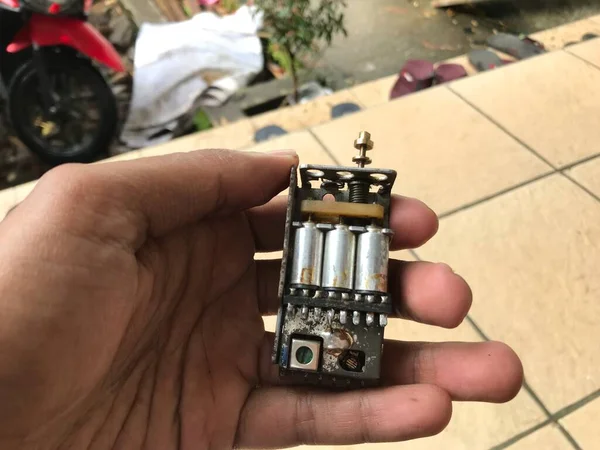 Mão Segurando Componente Motor Rádio Que Foi Danificado — Fotografia de Stock