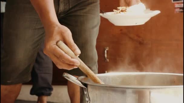 Vendedor Prepara Carne Fresca Soto Carne Soto Para Cliente Solo — Vídeo de stock