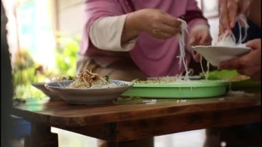 Bir tüccar Endonezya servisinde çalışanlar için taze et çorbası (soto eti) hazırlar. Et çorbası hazırla. Seçici odak.