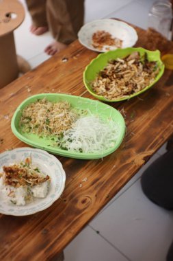 Bir tüccar müşterilere taze et çorbası hazırlıyor.