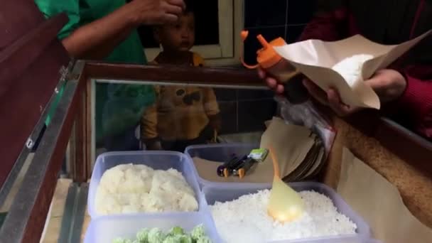 Клепон Індонезійська Популярна Традиційна Закуска Зроблена Клейкого Рисового Борошна Який — стокове відео