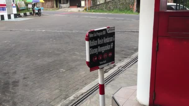 Ein Schild Das Die Benutzung Von Mobiltelefonen Tankstellen Verbietet Jakarta — Stockvideo