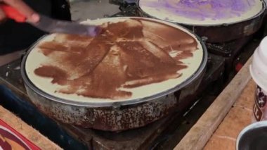 Alıcıya verilmek üzere leker yapma işlemi. Leker, Endonezya 'nın en popüler atıştırmalıklarından biridir..