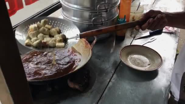 人々はそれをフライパンでバターを準備します バタゴールは伝統的なインドネシア料理で サバやタピオカ粉を使った生地で作られています — ストック動画