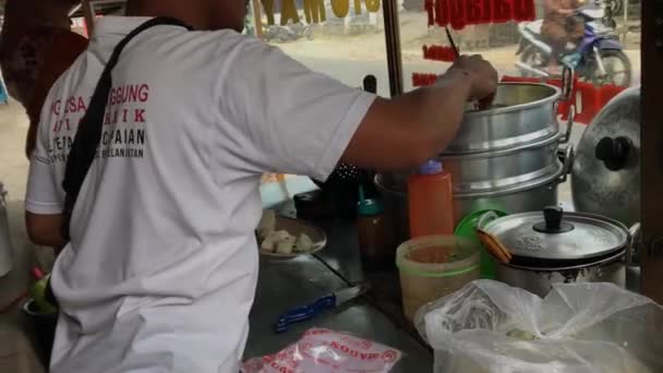 Ludzie Przygotowują Batagor Smażąc Batagor Tradycyjna Indonezyjska Potrawa Tłuczonego Tofu — Wideo stockowe