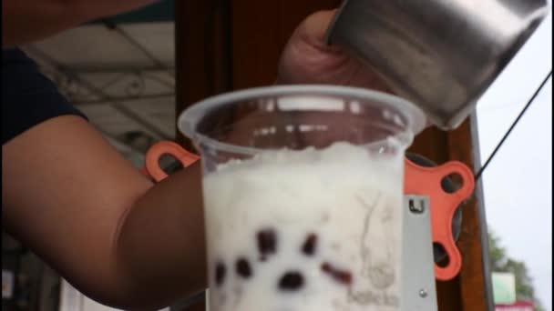 Люди Вливають Шоколадну Бобу Льодом Пластикові Чашки — стокове відео