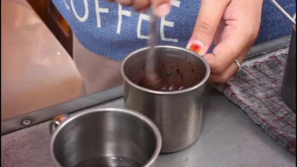 プラスチック製のカップにアイスチョコレートのボバを注ぐ人々 — ストック動画