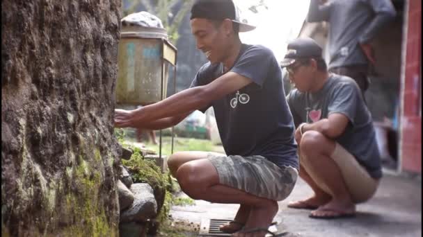 Люди Працюють Землі Розтягнути Траву Вручну — стокове відео