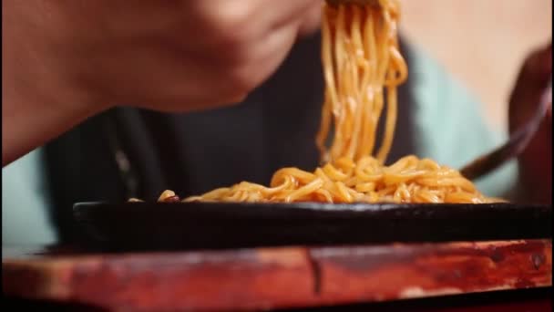 インドネシア人女性がレストランで喜んでチキンヌードルスープを食べる — ストック動画