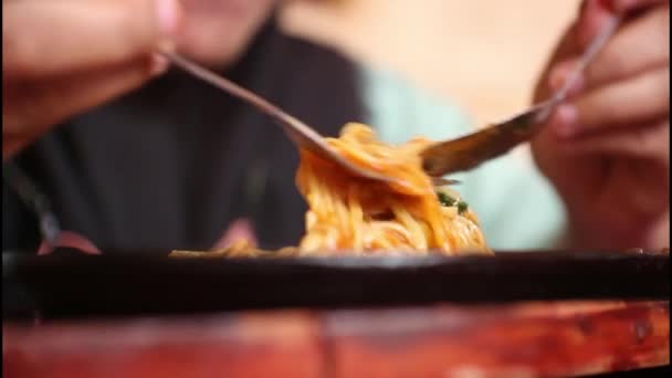Ινδονησιακή Γυναίκα Τρώει Κοτόσουπα Ευτυχώς Στο Εστιατόριο — Αρχείο Βίντεο